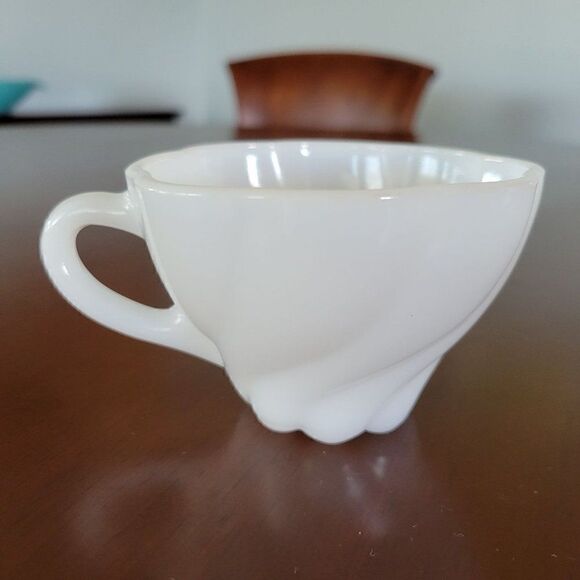 Vintage Milk-Glass Tea Cups With Swirl Design (Set of 4) - Picture 6 of 10